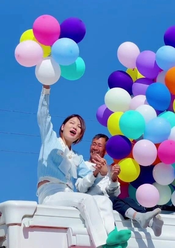 con gai di du lich cung bo anh 3