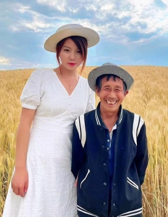 con gai di du lich cung bo anh 1