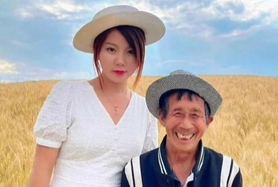 Con gai ban cong ty, cung bo nuoi di du lich khap Trung Quoc hinh anh