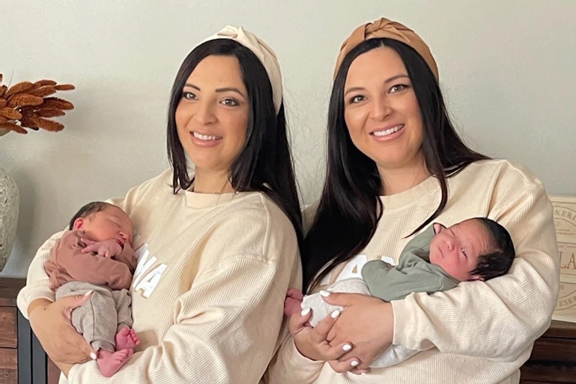 Cap chi em song sinh de con cung ngay hinh anh