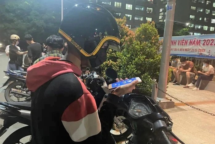 Chang trai cua chuyen xe 0 dong dem muon o TP.HCM hinh anh