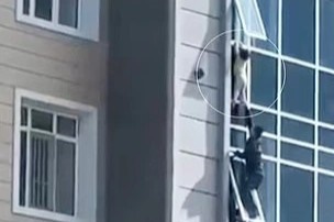 Giai cuu dua be lo lung ngoai cua so tang 8 tai Kazakhstan hinh anh