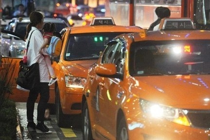 Cuoc chien goi taxi dem o Han Quoc hinh anh