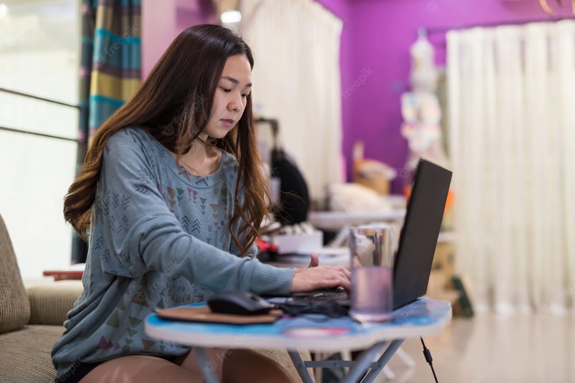 khong muon ra ngoai hau dai dich anh 1