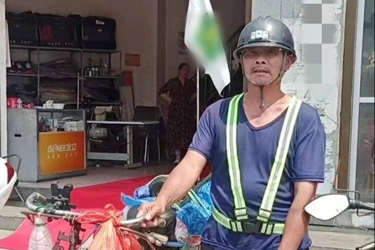 Bo dap xe hon 2.500 km ve nha de co vu con trai o Trung Quoc hinh anh