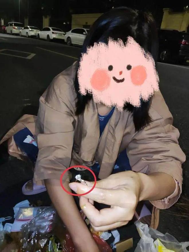 cảnh sát lục thùng rác tìm nhẫn ảnh 2 canh sat luc thung rac tim nhan anh 2