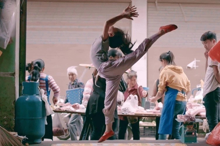 Be gai Trung Quoc noi tieng nho clip tap mua o hang thit lon hinh anh