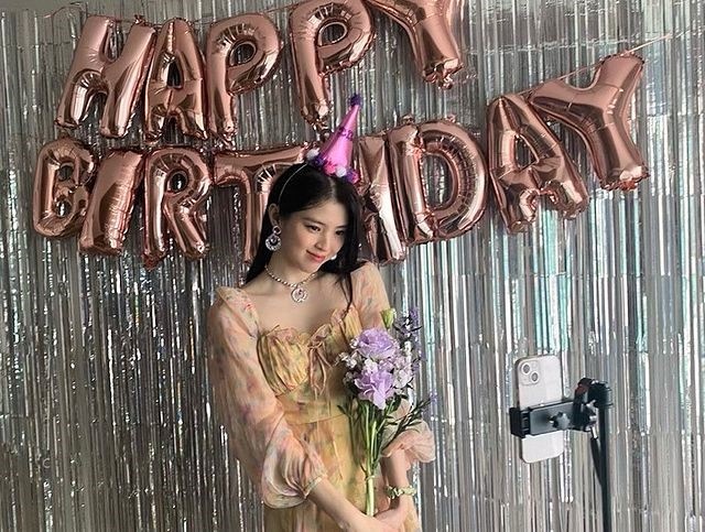 trao luu dung trang suc nhua anh 1