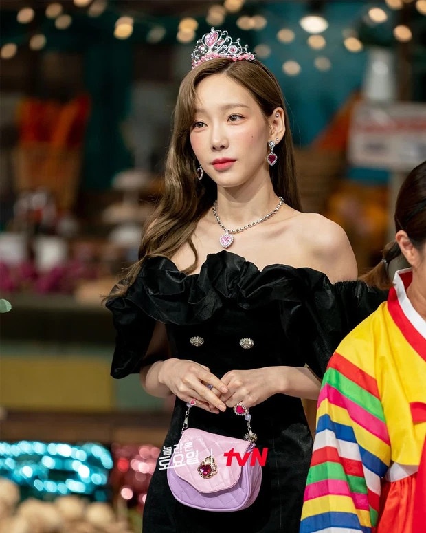 trao luu dung trang suc nhua anh 2