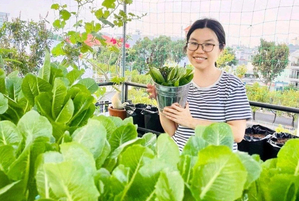 Ky niem 10 nam ngay cuoi, chong o TP.HCM tang vo mot khu vuon hinh anh