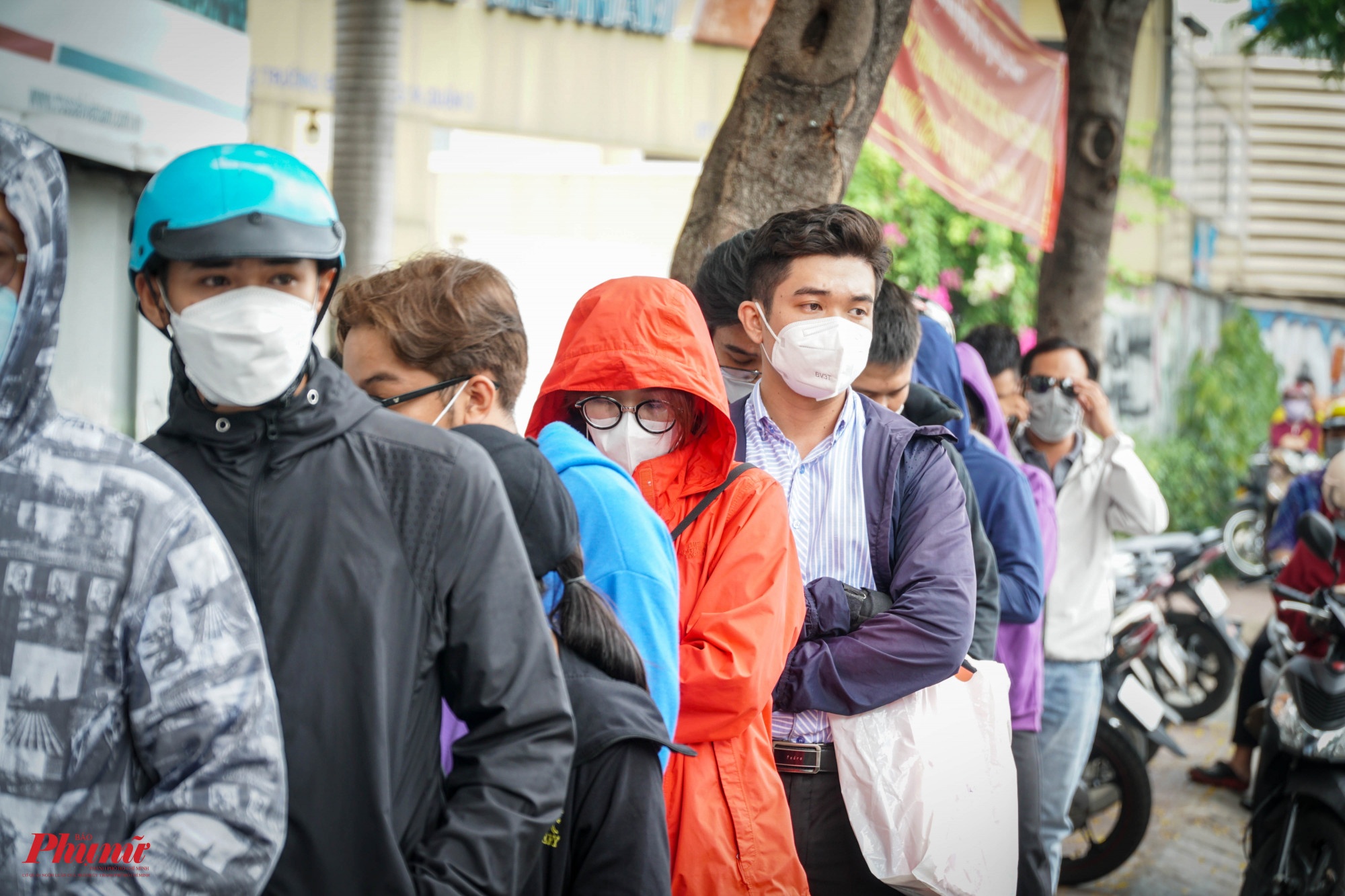 Doi nang, xep hang cho 90 phut de duoc an com ga o TP.HCM hinh anh