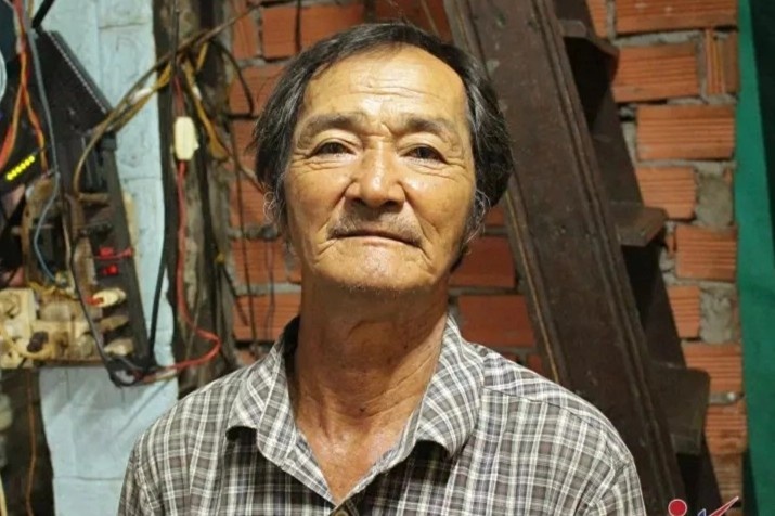 Nguoi dan ong nua doi mang tieng ban con, lay tien mua dat cat nha hinh anh