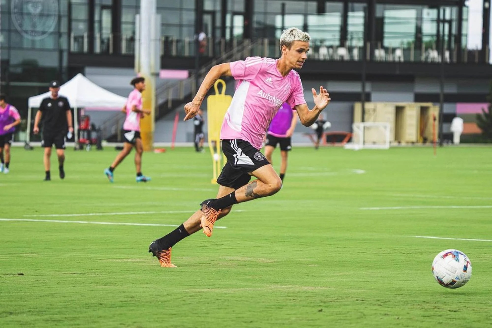 moi tinh cua Romeo Beckham anh 4