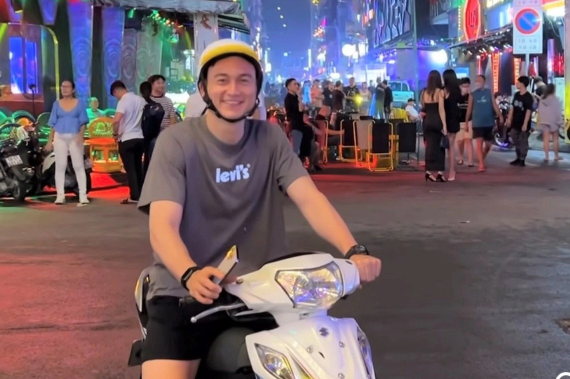 Thu mon Van Lam khoe hinh anh vui choi o TP.HCM hinh anh