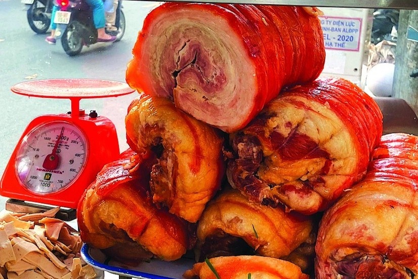 Xe banh mi thit ba roi muoi 70 nam tuoi o TP.HCM hinh anh