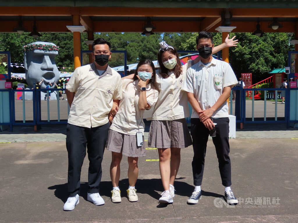 mac vay ngan di cong vien giai tri anh 2