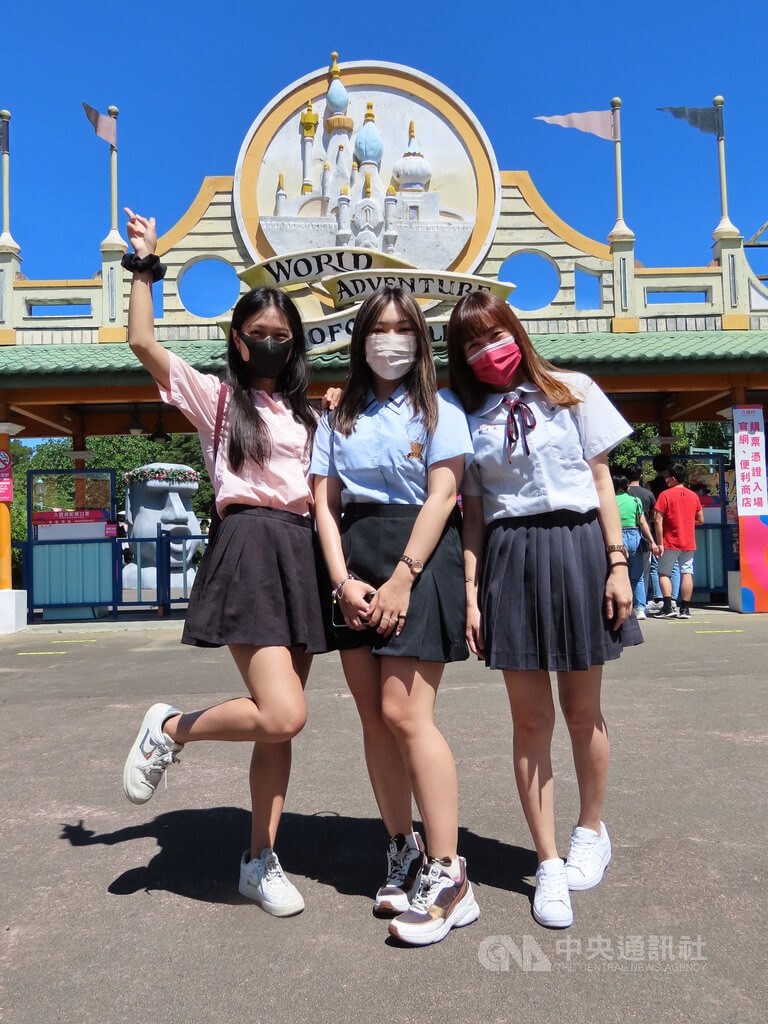 mac vay ngan di cong vien giai tri anh 1