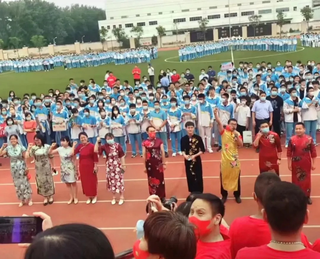 đàn ông Trung Quốc mặc sườn xám ảnh 2 dan ong Trung Quoc mac suon xam anh 2