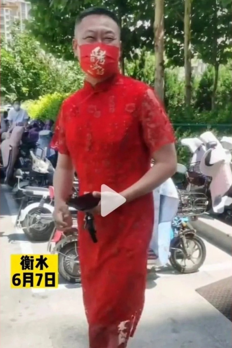 đàn ông Trung Quốc mặc sườn xám ảnh 3 dan ong Trung Quoc mac suon xam anh 3