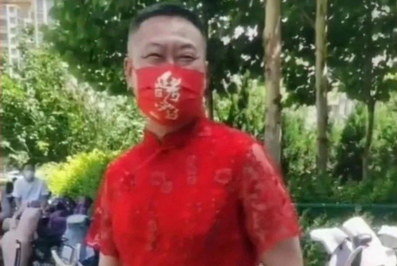 Ong bo Trung Quoc mac suon xam de co vu con di thi hinh anh