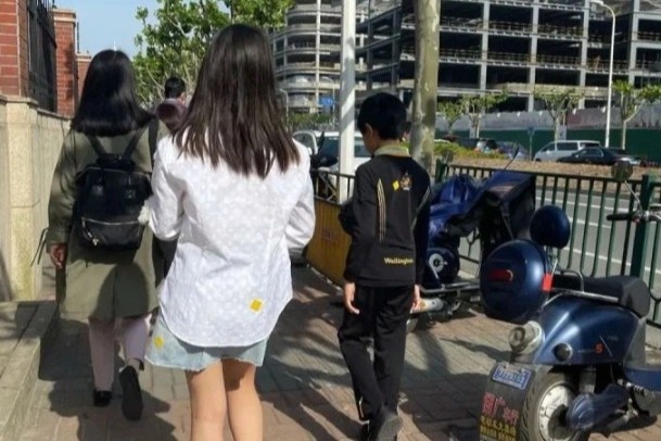 Dan mang Trung Quoc tranh cai vi buc anh nu sinh mac toan do hieu hinh anh