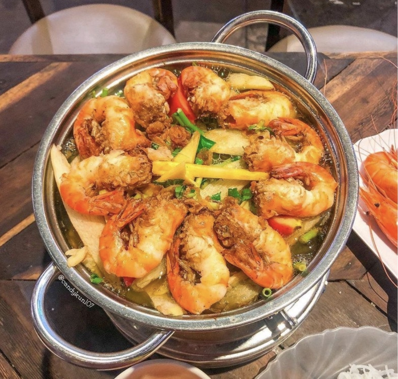 Quan lau tom nam trong hem sau luon kin khach hinh anh