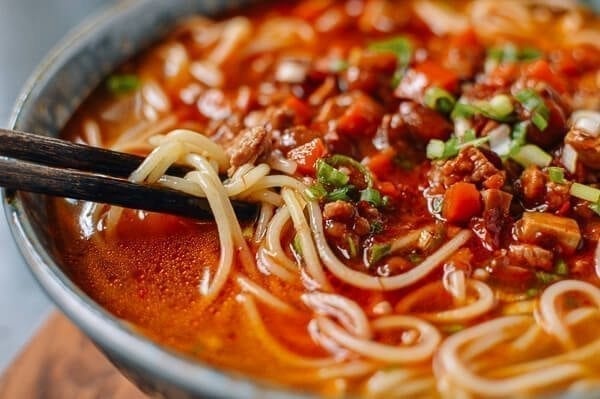 Do soup nong len dau ban vi tranh chap cho ngoi o Trung Quoc hinh anh
