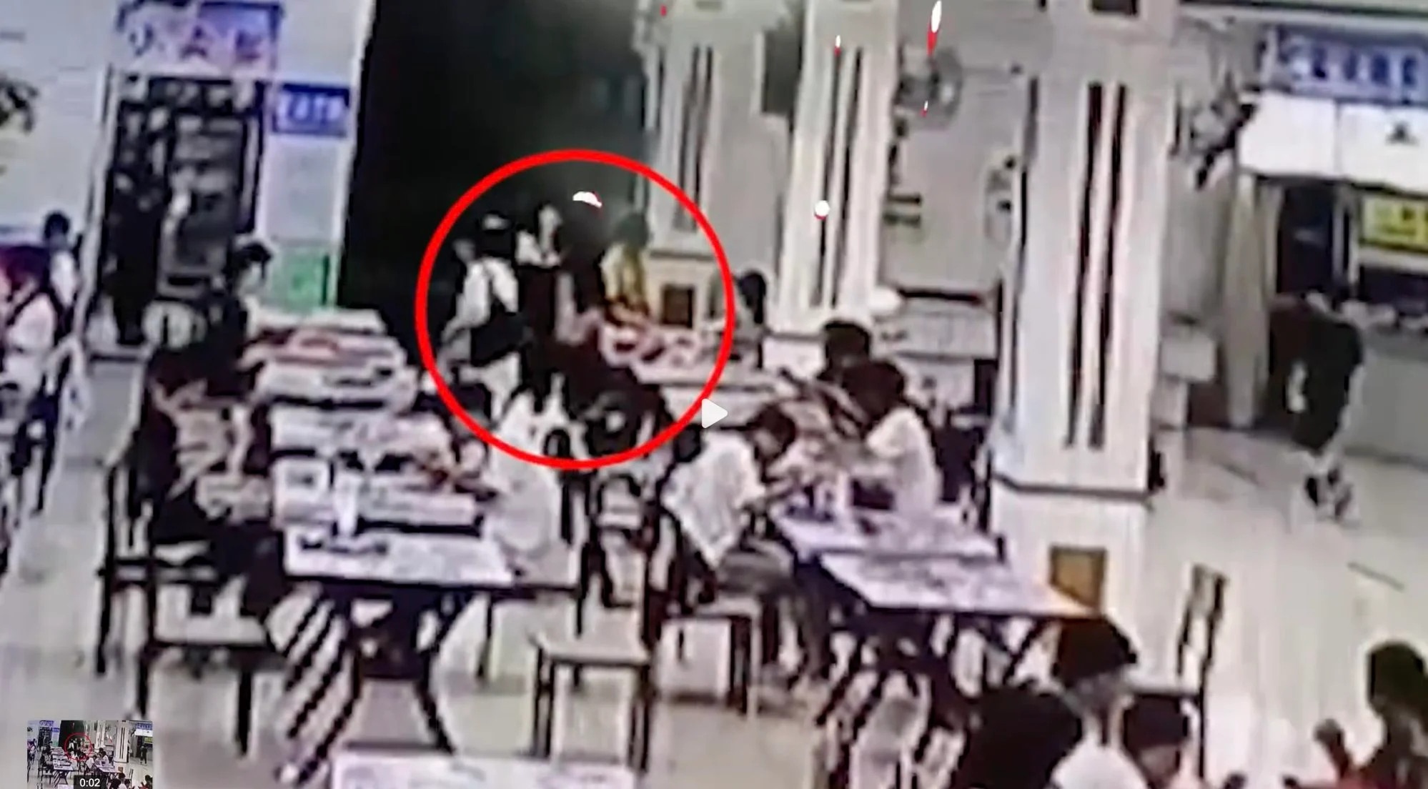 do soup nong vao nguoi khac anh 1