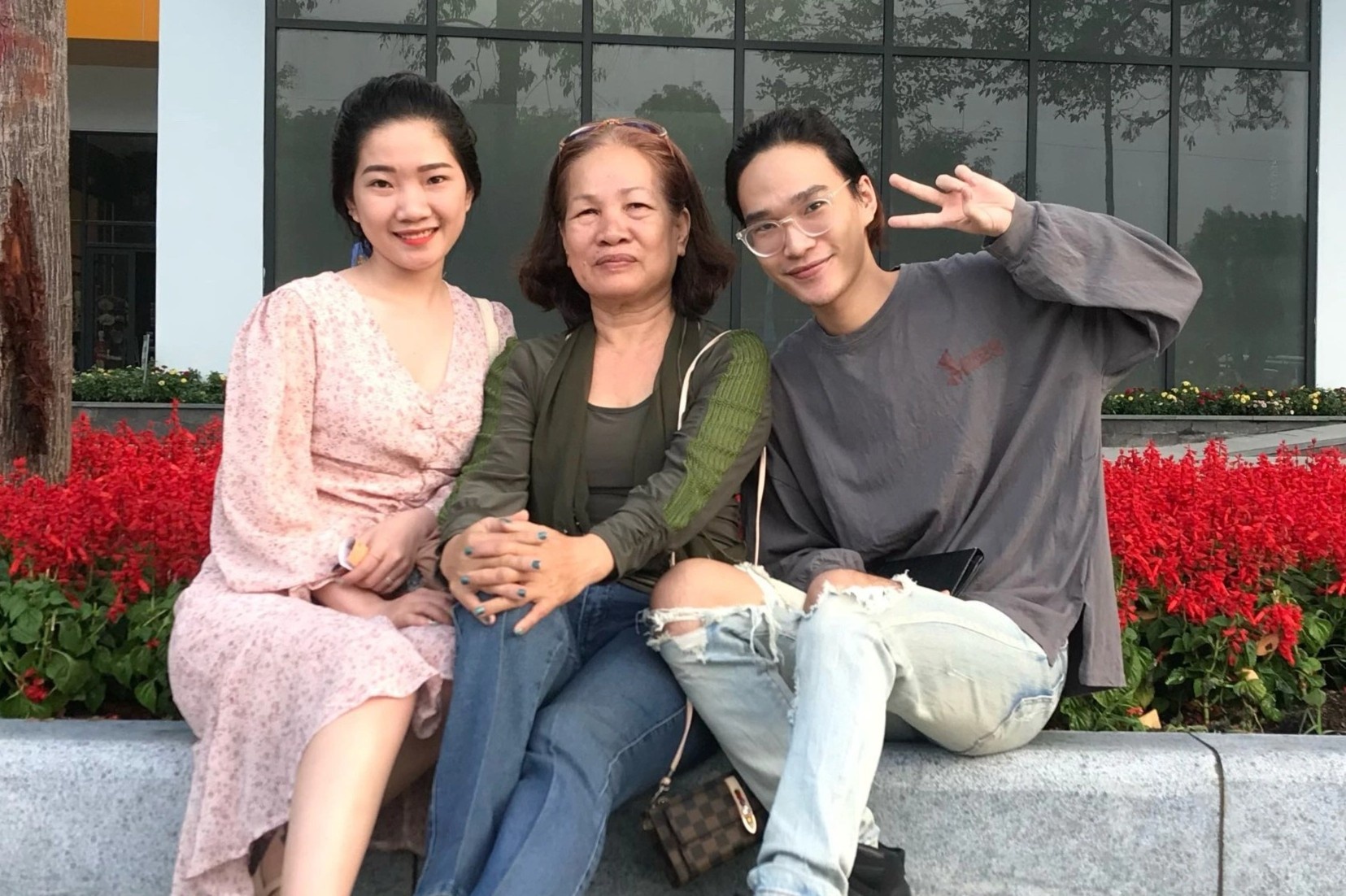 Chang trai 22 tuoi tan trang nha tang me hinh anh