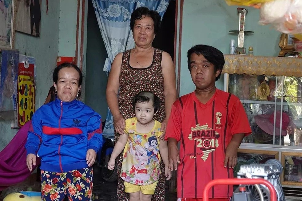 Gia dinh co 4 nguoi 'ti hon', chi cao hon 1 m o mien Tay hinh anh