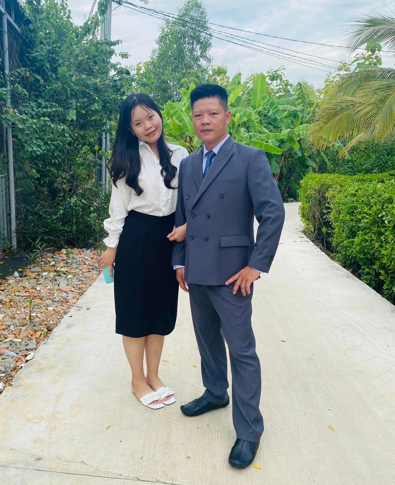 bố đưa con gái đi thi ảnh 1 bo dua con gai di thi anh 1