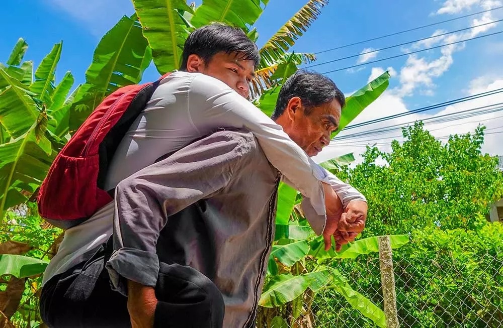 Ong bo don than mot doi lam lu, 12 nam cong con di hoc hinh anh