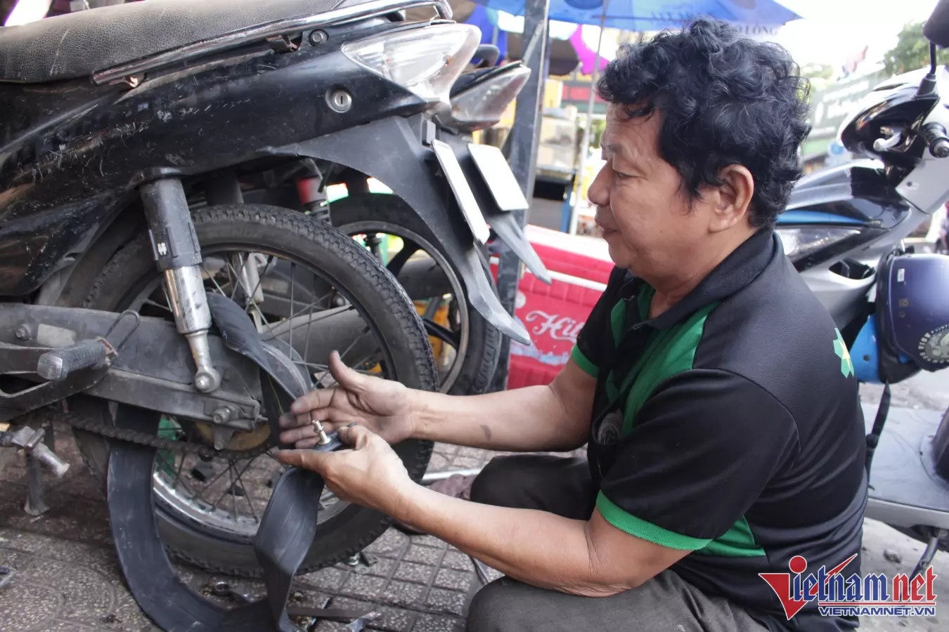 Chu tiem sua xe 'khong tien cung va' o TP.HCM kho so vi tin don hinh anh