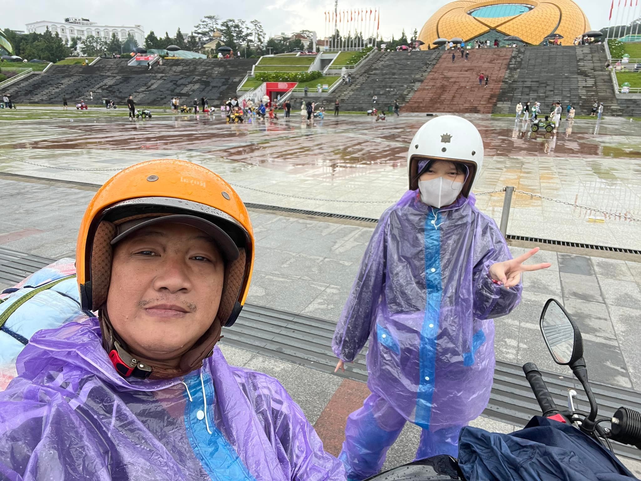 con gai cung bo di phuot anh 2