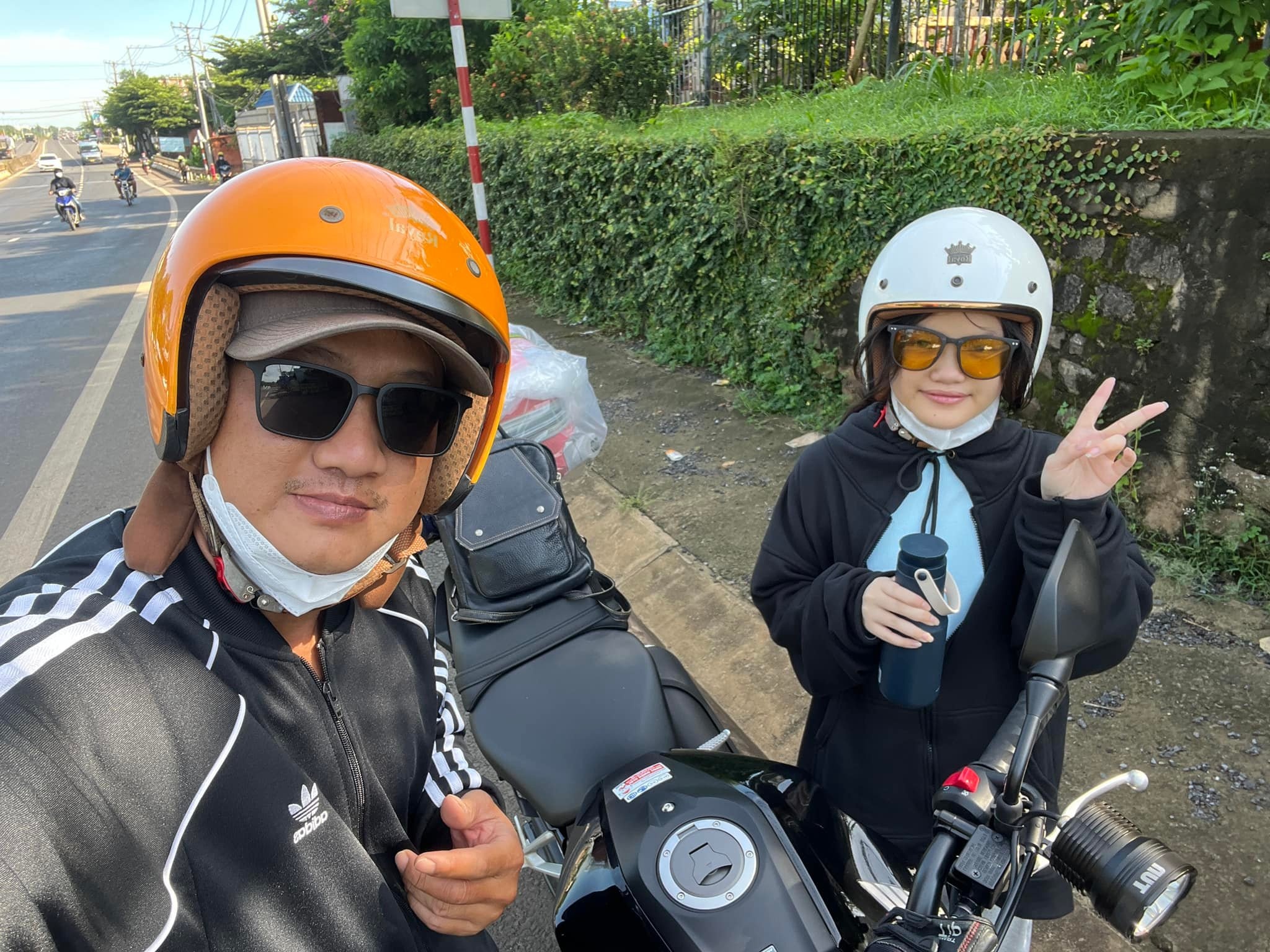 con gai cung bo di phuot anh 1