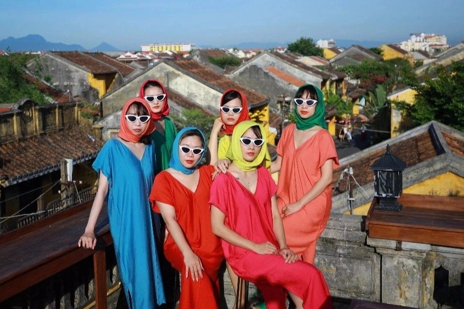 Nhom ban dien vay 7 sac cau vong check-in Hoi An hinh anh