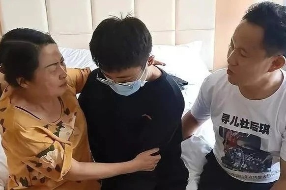 Sinh ra la con trieu phu, bi bat coc va duoc trieu phu khac nhan nuoi hinh anh