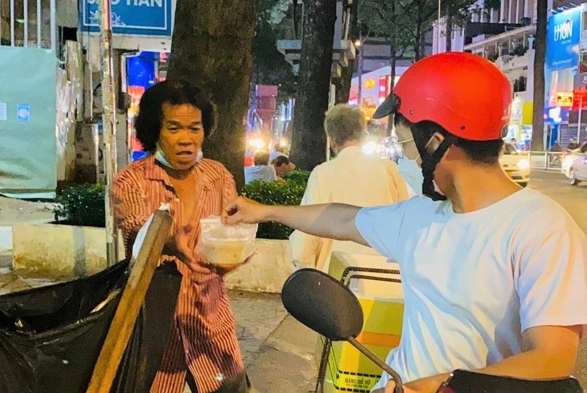Chang trai TP.HCM tang chao cho nguoi vo gia cu nhan ngay sinh nhat hinh anh