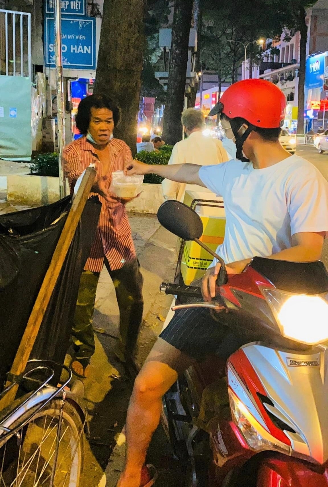 tặng cháo người khó khăn ảnh 2 tang chao nguoi kho khan anh 2