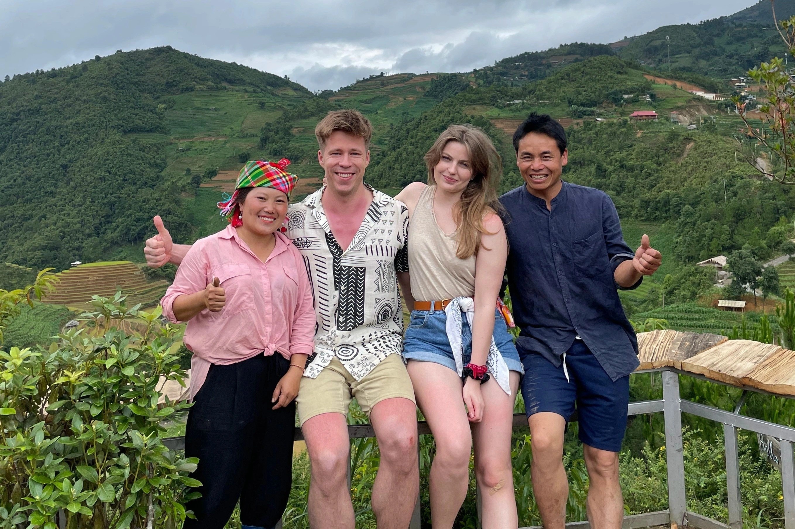 Cap doi Ba Lan phuot Tay Bac: 'Chung toi nga xe, nguoi dan xum vao do' hinh anh