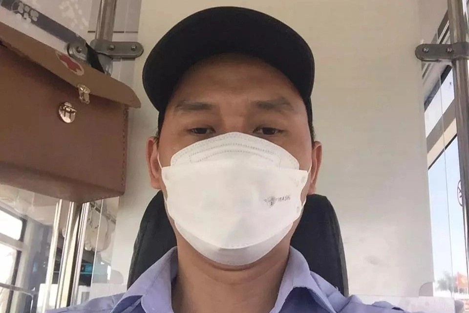 Xe buyt di cham chan gio cho xe may luu thong tren cau Vinh Tuy hinh anh