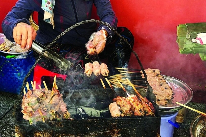 Ganh bun thit nuong dua tre dung vi truyen thong giua quan 1, TP.HCM hinh anh