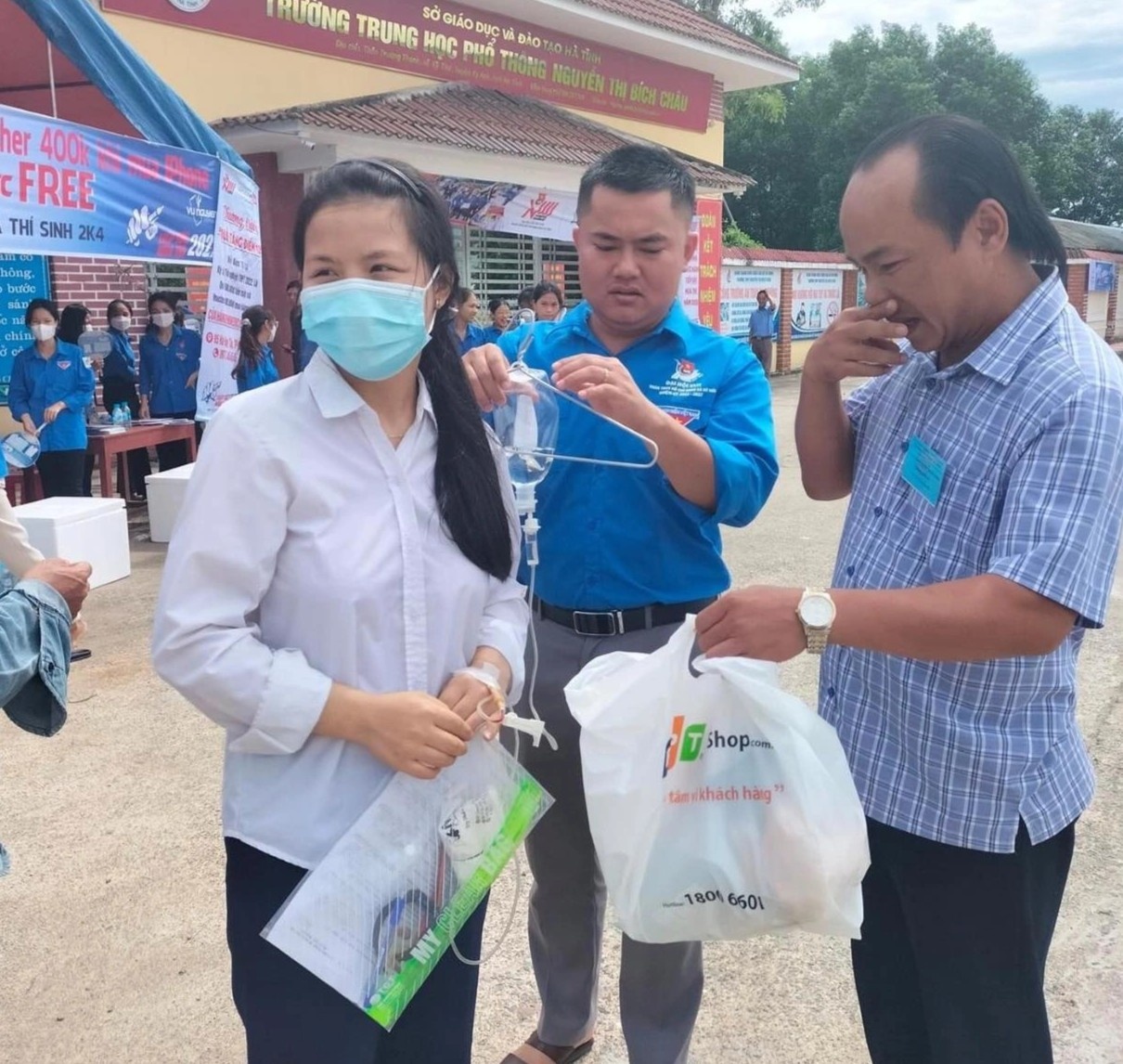 vừa truyền nước vừa thi tốt nghiệp ảnh 3 vua truyen nuoc vua thi tot nghiep anh 3
