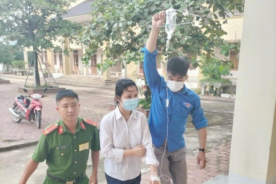 Nu sinh thi tot nghiep mon Ngu van khi dang truyen nuoc hinh anh