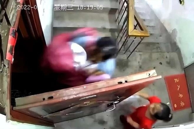 Trung Quoc rung dong vi vu nguoi dan ong cuong buc vo cu hinh anh