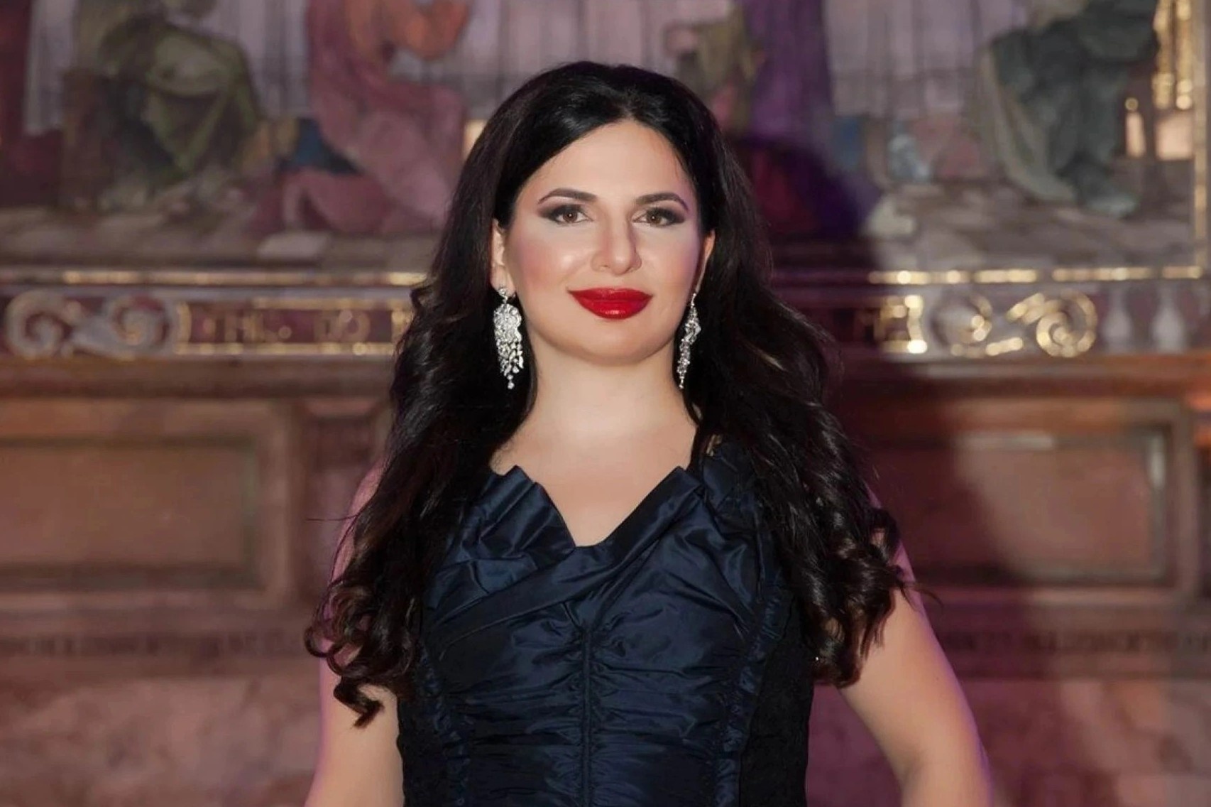 Cuoc song xa hoa cua nu hoang tien so dang bi truy na hinh anh