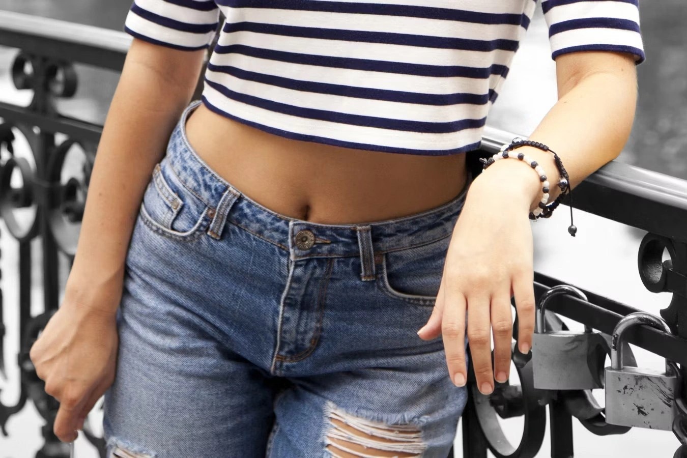 Co gai bi canh sat phat vi mac ao crop top du le hoi o My hinh anh