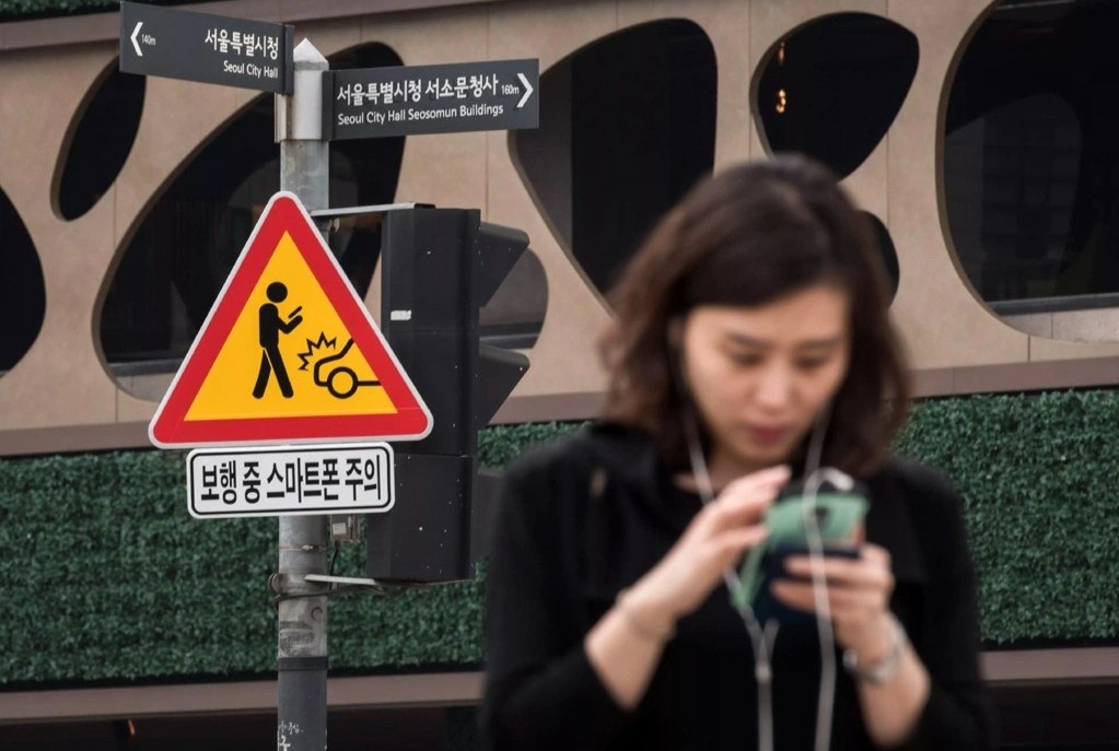 Nhieu noi tim cach loai bo 'thay ma dien thoai' tren duong pho hinh anh