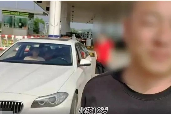 Buon ngu khi chay oto, cha giao tay lai cho con 12 tuoi o Trung Quoc hinh anh