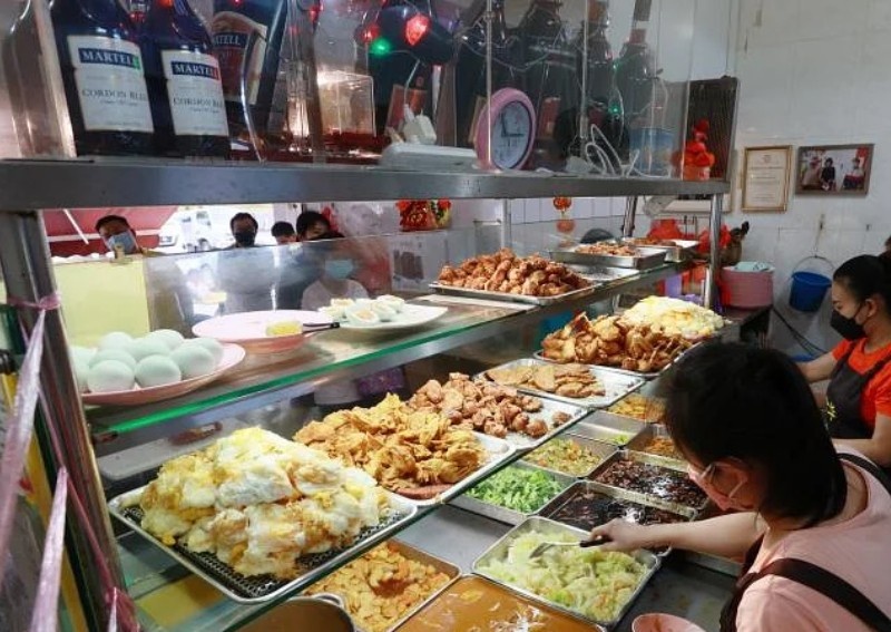Quan an Singapore nhieu nam khong tang gia du lam khong du song hinh anh